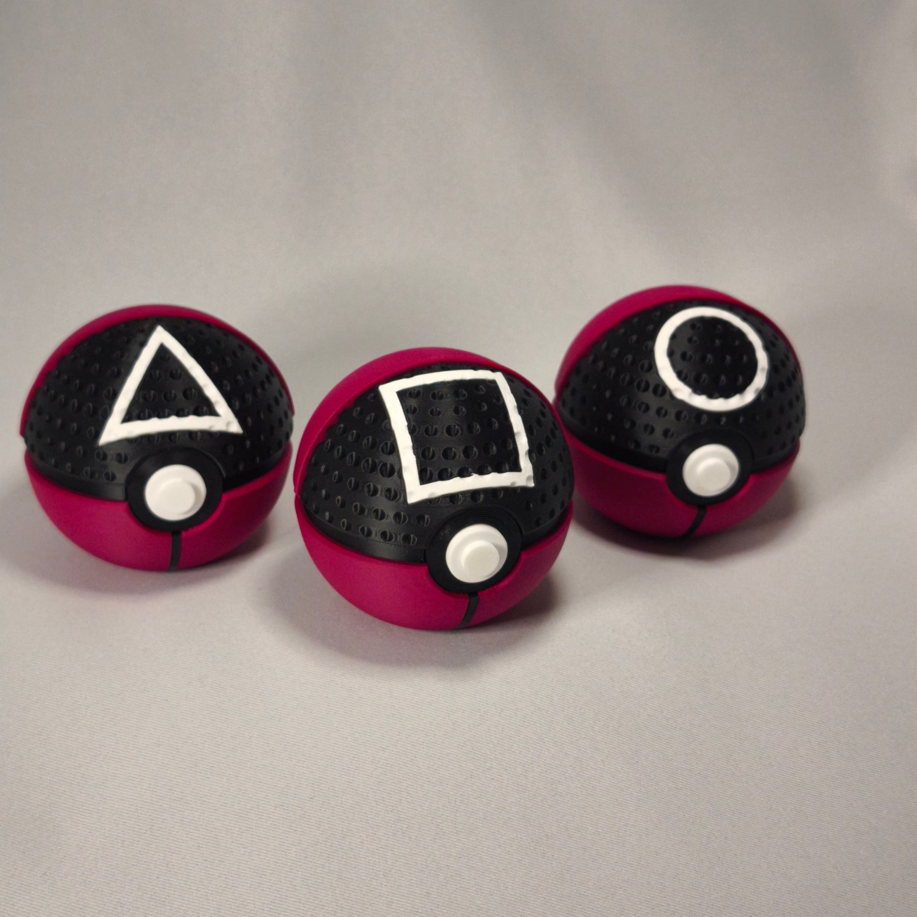 MS3D Ball Trio de Gardes de Squid Game avec support triple – L’univers du jeu entre dans votre collection !